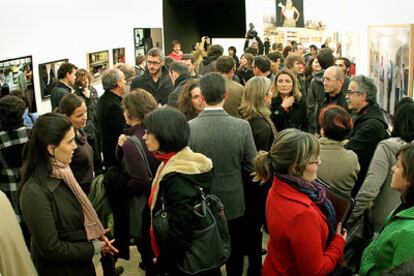 Decenas de personas, anoche en la Parpalló, en Valencia, durante la concentración de homenaje a la sala.