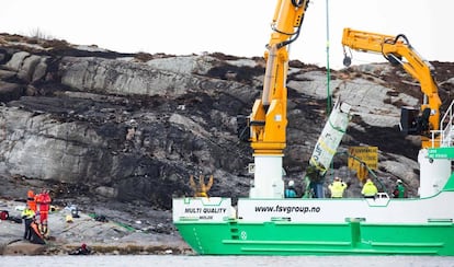 Un barco recupera restos del helicóptero.