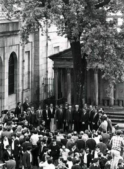 Los miembros de la Asamblea Parlamentaria Vasca, reunidos ante el árbol de Gernika en 1977.