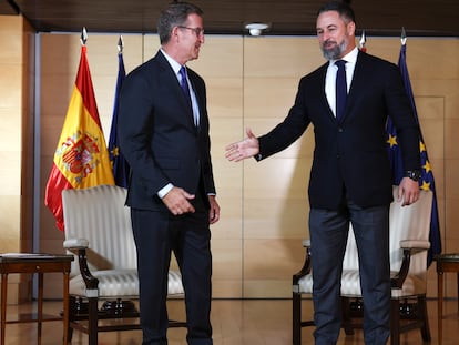 El líder del PP, Alberto Núñez Feijóo, se reunió con el presidente de Vox, Santiago Abascal, en el Congreso a principios de septiembre.