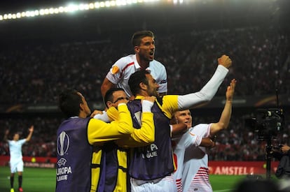 Los jugadores del Sevilla celebran el gol de Gameiro.