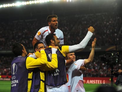 Los jugadores del Sevilla celebran el gol de Gameiro.