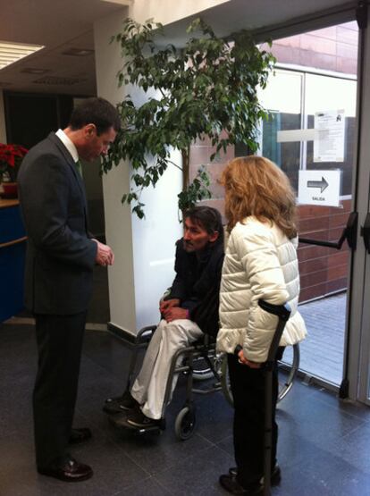 Tomás Gómez, durante su visita al centro de acogida Juan Luis Vives de Vicálvaro.