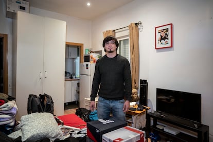 Un vecino del inmueble desalojado guardaba sus cosas este sábado.