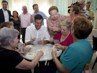 Pedro S&aacute;nchez, durante su visita ayer a un centro de mayores de Madrid.