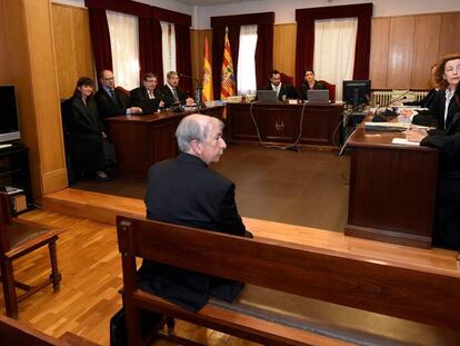 El obispo de Barbastro, Ángel Pérez (en el banquillo, a la izquierda) y el obispo de Lleida, Salvador Giménez (a su derecha), durante el juicio.  