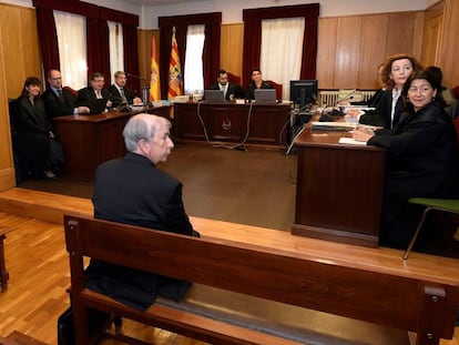 El obispo de Barbastro, Ángel Pérez (en el banquillo, a la izquierda) y el obispo de Lleida, Salvador Giménez (a su derecha), durante el juicio.