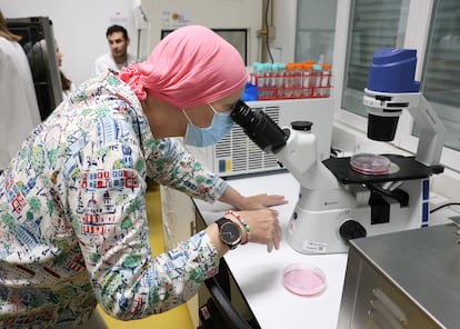 Patricia Riveiro en la sala de cultivos de la Unidad de Terapias Experimentales del Hospital Clínico San Carlos de Madrid, este martes, en una imagen cedida por la Fundación CRIS Contra el Cáncer.