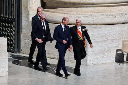 El príncipe Guillermo ha sido el representante de la casa real británica y ha acudido en solitario, sin la compañía de su esposa, Kate Middleton. Según marca un protocolo implantado por la reina Isabel, un monarca británico —que a la vez es jefe supremo de la iglesia anglicana— no asiste a funerales. En cualquier, Carlos III fue el último jefe de Estado en tener una audiencia con el papa Francisco antes de su muerte. Fue el pasado 9 de abril, durante su viaje de Estado a Italia con la reina Camila. En señal de respeto al Pontífice, las banderas ondearon a media asta en todos los palacios del Reino Unido. La presencia del príncipe de Gales recuerda a la de su padre en el entierro del papa Juan Pablo II en abril de 2005, que obligó a posponer un día su boda con Camila hace 20 años.