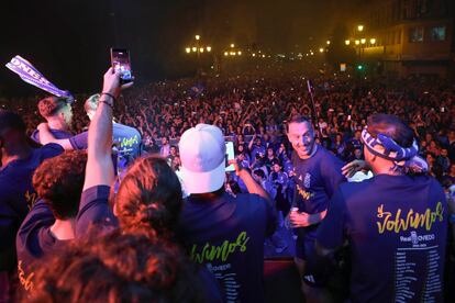 Los jugadores y aficionados celebran el ascenso.