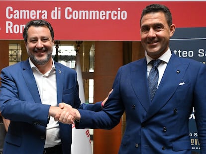 El líder de la Liga, Matteo Salvini (izquierda), estrecha la mano del general Roberto Vannacci, el pasado martes en Roma durante la presentación de su libro.