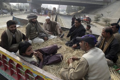 Un grupo de granjeros bloquea una carretera durante una protesta en Lahore.