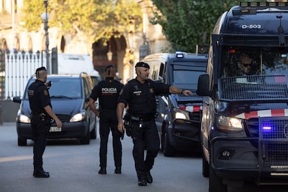 Agentes de los Mossos d'Esquadra se han desplegado a las seis de la mañana de este jueves en el Parlament para blindar los accesos a la Cámara por la investidura de Salvador Illa.