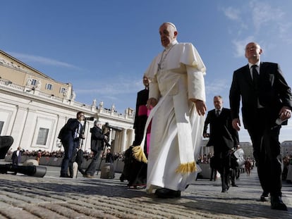 O Papa acompanhado por Domenico Giani, então chefe de segurança do Vaticano, em 2015.