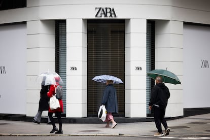 Primera tienda de Zara, situada en la céntrica calle de Juan Flórez, en A Coruña, actualmente en obras y que este año cumple su 50 aniversario.
