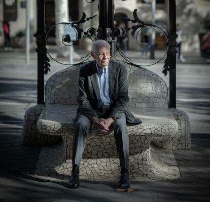 El escritor Eduardo Mendoza, sentado en un banco del Paseo de Gracia, en Barcelona.