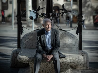 El escritor Eduardo Mendoza, sentado en un banco del Paseo de Gracia, en Barcelona.