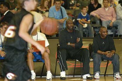 Michael Jordan, durante el partido disputado por los júniores de su campus, en el INEF de Barcelona.