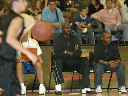 Michael Jordan, durante el partido disputado por los júniores de su campus, en el INEF de Barcelona.