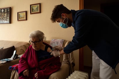 Enfermeros del CAP La Marina de Barcelona administran a domicilio la primera dosis de la vacuna a ciudadanos mayores de 80 años.