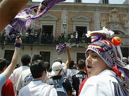 El calor no ha impedido que cientos de aficionados hayan acompañado a sus ídolos en la celebración del título. Las banderas y las bufandas han estado presentes en el recorrido de los jugadores del Real Madrid por el centro de la capital.