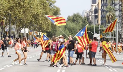 Manifestantes se dirigen a la concentración de la última Diada.