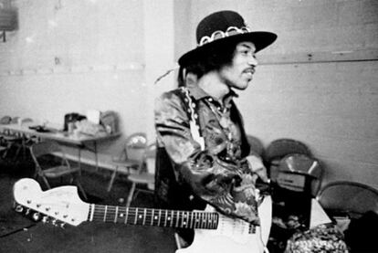 Jimi Hendrix, con su característico sombrero, fotografiado en el camerino antes de un concierto.