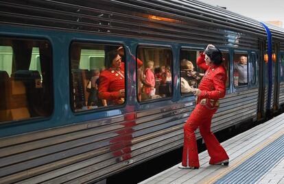 Un fan de Elvis usa la ventana del tren como espejo en la estación Central antes de abordar un tren para el Parkes Elvis Festival, en Sydney (Australia).