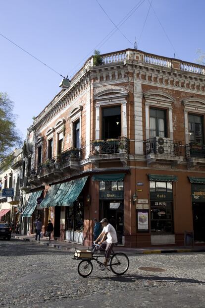 El Plaza Dorrego (en la calle Defensa, 1098), en el barrio de San Telmo, es uno de los cafés históricos de la lista de Bares Notables de la capital argentina. Entre todas las fotos que lucen sus paredes hay una que destaca: el encuentro en una de sus mesas entre los escritores Jorge Luis Borges y Ernesto Sábato en la década de 1960.