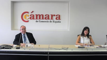 El presidente de la Cámara de Comercio de España, José Luis Bonet, y la directora general de Sigma Dos, Rosa Díaz, presentan la encuesta 'Análisis de las implicaciones de la COVID-19 en el clima empresarial español', este  martes.