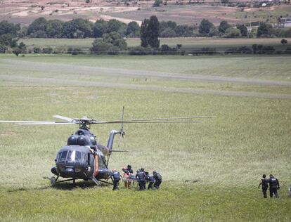 Policías federales son evacuados en helicóptero durante los enfrentamientos con maestros que protestan contra la reforma educativa en el poblado de Hitzo, Oaxaca. Hasta el momento, el saldo oficial es de tres personas muertas, 21 policías heridos y un número aún incalculable de civiles heridos por arma de fuego, así como una treintena de personas detenidas.