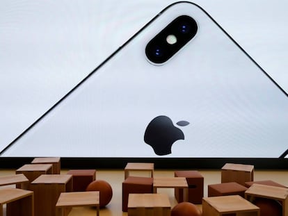 FILE PHOTO: An iPhone X is seen on a large video screen in the new Apple Visitor Center in Cupertino, California, U.S., November 17, 2017. REUTERS/Elijah Nouvelage/File Photo