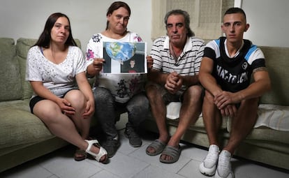 La familia de Ramón Barrios, en su piso de Villaverde (Madrid). Desde la izquierda: Mari Carmen Crespo, hermana de Ramón; Esther Serrano, su madre, Sixto Barrios, el tío, y Sergio Barrios, su hermano.