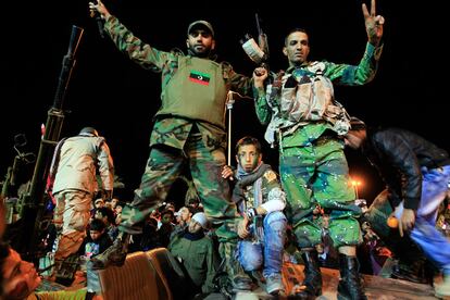 Soldados, con la nueva bandera rebelde, en una plaza de Bengazi.