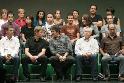 Foto de familia de los asistentes a la cumbre de la " izquierda abertzale" y otros grupos nacionalistas en Gernika ( Vizcaya) , en la que pidieron a ETA voluntad para el " abandono definitivo de las armas" . En la fila delantera, entre otros Peio Urizar ( c) , de Eusko Alvartasuna; Rufi Etxebarria ( 2i) , de la ilegalizada Batasuna y Patxi Zabaleta ( 2d) , de Aralar.