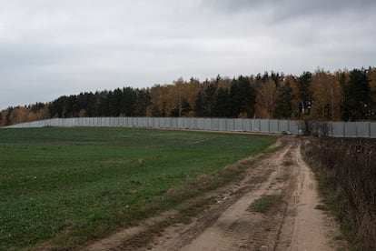 En la fotografía, la valla antimigratoria construida en julio de 2022 por el Gobierno polaco en la frontera con Bielorrusia, a la altura de Krynki. Mide 5,5 metros de alto y se extiende 183 kilómetros por la frontera. Según las autoridades, ha sido efectiva para detener la migración y solo se han registrado un número limitado de intentos de cruzar, que han sido abortados, aunque las cifras son muy confusas. Algunos refugiados logran cruzar tanto por debajo como por encima de la valla. Muchos resultan heridos gravemente al romperse las piernas, las manos o las costillas, o al sufrir heridas por la concertina (cuchillas en lo alto de la valla).