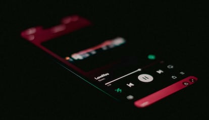 Móvil con la app de Spotify
