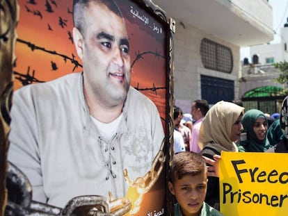 Marcha en Gaza para pedir la liberaci&oacute;n de Mohamed el Halabi, director de una ONG. 