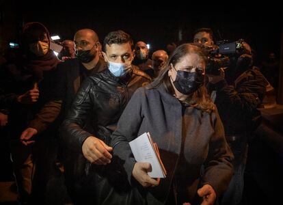 Fawda Ibrahim, esposa del líder palestino Marwan Barguti, presenta la candidatura de su esposo el miércoles ante la Comisión Electoral Central palestina en Ramala, Cisjordania.