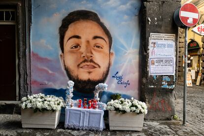 Mural en el centro de Nápoles en honor a Luigi Caiafa, un chico de 17 años muerto en una reyerta con la policía. El Ayuntamiento lo borró.