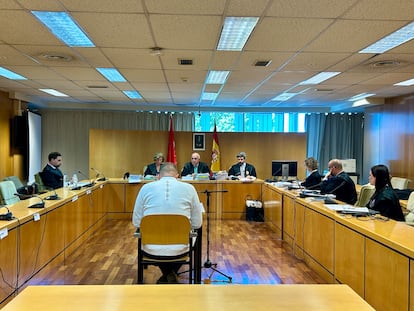 Un director de sucursal Caja Rural acepta devolver los dos millones de euros que robó a 39 clientes que confiaban en él, incluido su tío