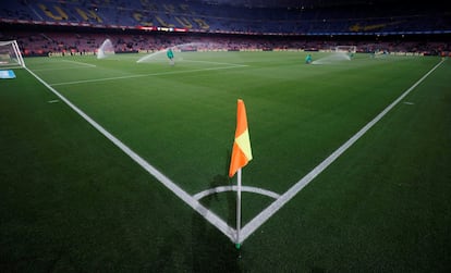 Fotografía de los preparativos del terreno de juego antes de que los jugadores salgan a calentar.