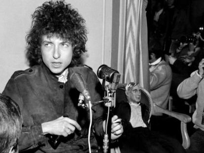 Bob Dylan, encantado de dar una rueda de prensa en París en 1966