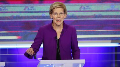 Elizabeth Warren con chaqueta de nina McLemore en el debate demócrata del pasado fin de semana.