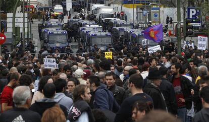 Asistentes a la protesta que llama a "asediar" la Cámara Baja se concentran en la plaza de Neptuno.