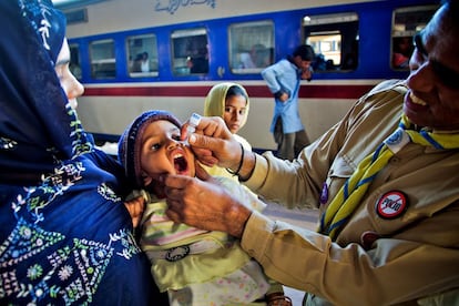 Un sanitario suministra una dosis de vacuna oral a un bebé en una estación de trenes en la ciudad de Karachi, en Pakistán, uno de los tres países donde la enfermedad todavía es endémica.