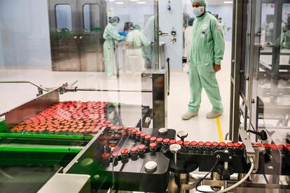 Preparativos para a produção da vacina de Oxford nas instalações da empresa Catalent Biologics em Anagni (Itália).