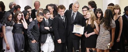 El director francés Laurent Cantet posa junto al presidente del jurado, Sean Penn, y parte de los actores de la película <i>Entre les murs</i> en la entrega de Premios del 61 Festival de Cine de Cannes.