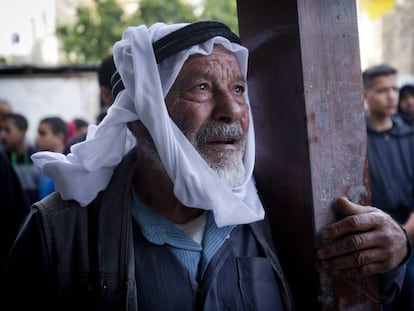 Un hombre contempla con los ojos empañados la demolición por la tropas israelíes de la casa familiar en Al Zawiya (Cisjordania).