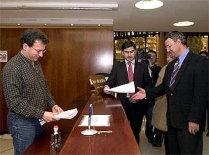 Jesús Caldera, a la derecha, entrega el recurso en la sede del Tribunal Constitucional.